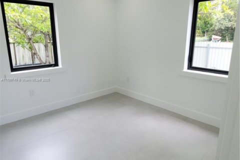 Apartamento en alquiler en Miami, Florida, 3 dormitorios, 69.31 m2 № 1958396 - foto 13