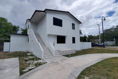 Apartamento en alquiler en Miami, Florida, 3 dormitorios, 69.31 m2 № 1958396 - foto 1