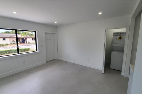 Apartamento en alquiler en Miami, Florida, 3 dormitorios, 69.31 m2 № 1958396 - foto 12