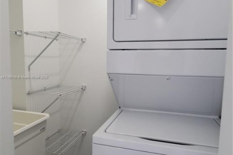 Apartamento en alquiler en Miami, Florida, 3 dormitorios, 69.31 m2 № 1958396 - foto 7