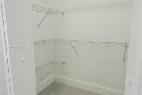 Apartamento en alquiler en Miami, Florida, 3 dormitorios, 69.31 m2 № 1958396 - foto 16