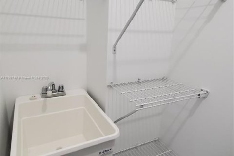 Apartamento en alquiler en Miami, Florida, 3 dormitorios, 69.31 m2 № 1958396 - foto 8