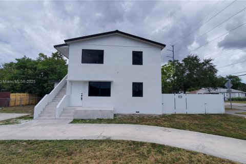 Apartamento en alquiler en Miami, Florida, 3 dormitorios, 69.31 m2 № 1958396 - foto 4