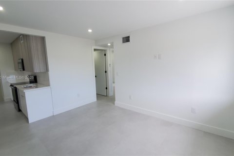 Apartamento en alquiler en Miami, Florida, 3 dormitorios, 69.31 m2 № 1958396 - foto 2