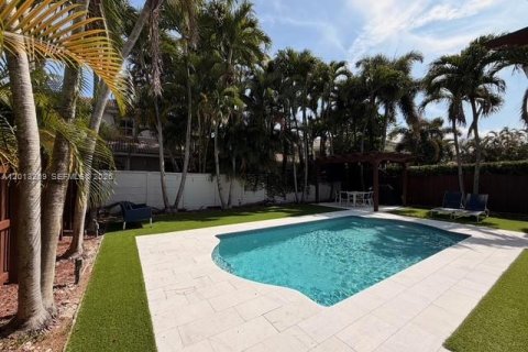 House in Doral, Florida 4 bedrooms, 214.14 sq.m. № 2075675 - photo 6