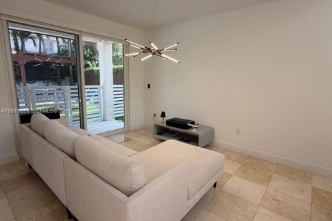 House in Doral, Florida 4 bedrooms, 214.14 sq.m. № 2075675 - photo 10