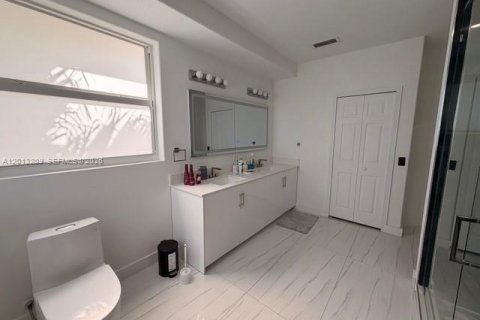 House in Doral, Florida 4 bedrooms, 214.14 sq.m. № 2075675 - photo 18