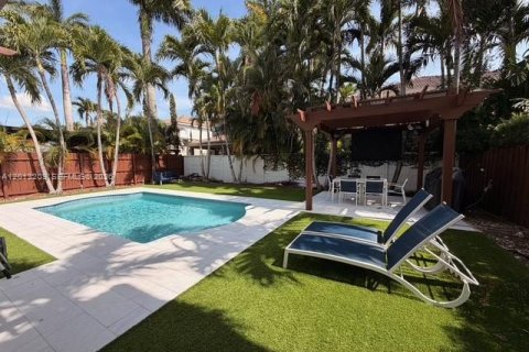 House in Doral, Florida 4 bedrooms, 214.14 sq.m. № 2075675 - photo 5