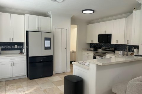 House in Doral, Florida 4 bedrooms, 214.14 sq.m. № 2075675 - photo 7