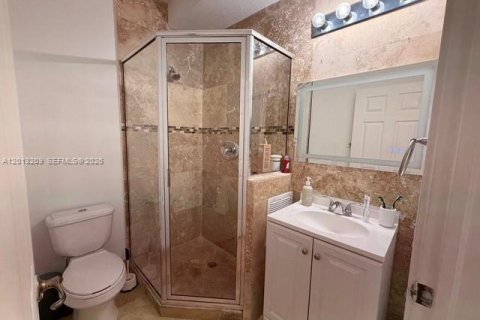 House in Doral, Florida 4 bedrooms, 214.14 sq.m. № 2075675 - photo 19