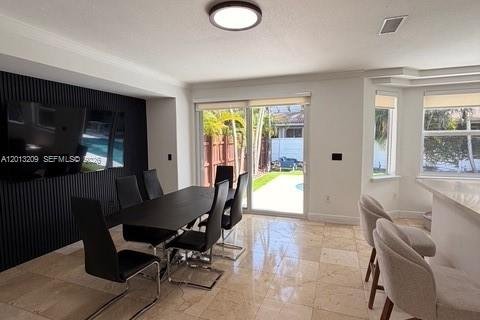 House in Doral, Florida 4 bedrooms, 214.14 sq.m. № 2075675 - photo 8