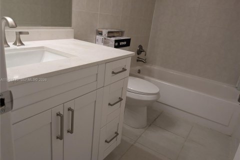 Condominio en alquiler en Miami, Florida, 2 dormitorios, 92.72 m2 № 2030983 - foto 3