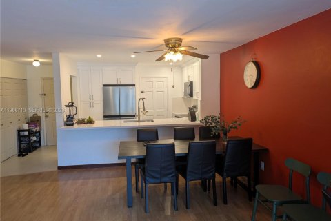 Condominio en alquiler en Miami, Florida, 2 dormitorios, 92.72 m2 № 2030983 - foto 20