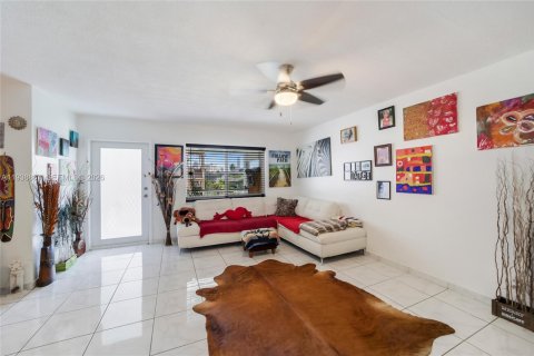 Copropriété à vendre à Hallandale Beach, Floride: 2 chambres, 92.9 m2 № 1996475 - photo 2
