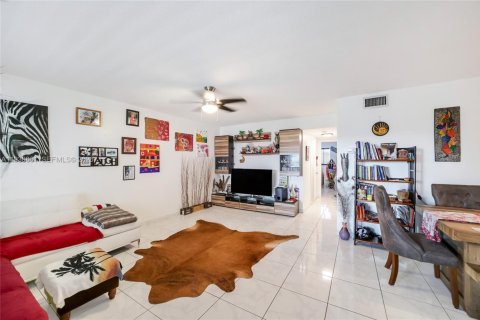 Condo in Hallandale Beach, Florida, 2 bedrooms  № 1996475