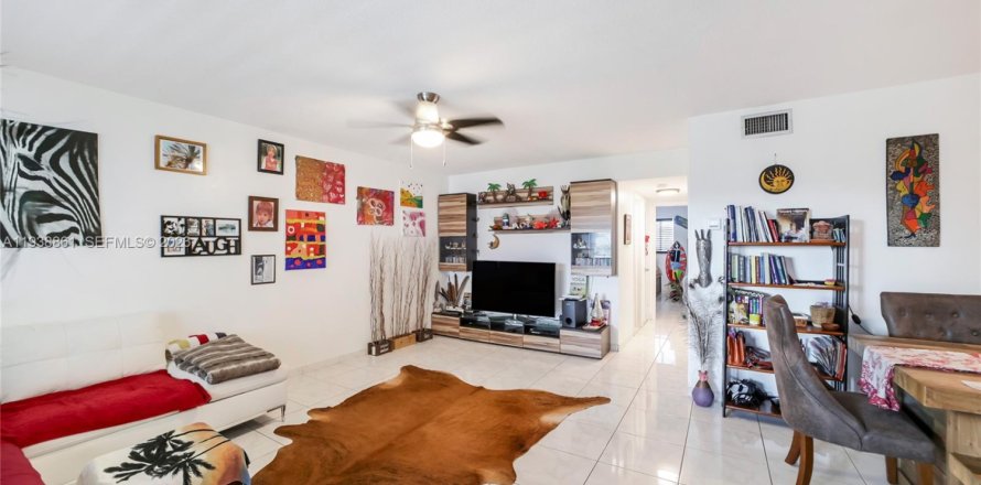 Condo à Hallandale Beach, Floride, 2 chambres  № 1996475