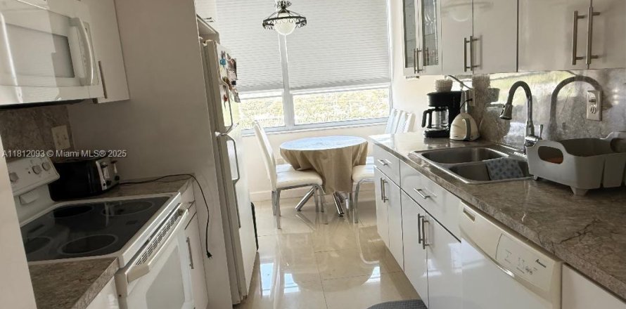 Condo in Aventura, Florida, 2 bedrooms № 1760951