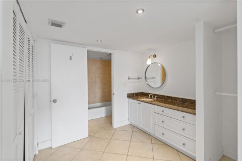 Condo in Aventura, Florida, 1 bedroom  № 1953416 - photo 17