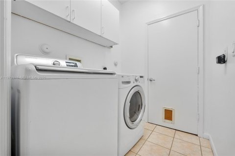 House in Pompano Beach, Florida 4 bedrooms, 221.39 sq.m. № 2036198 - photo 23