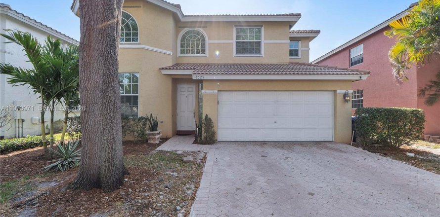 House in Pompano Beach, Florida 4 bedrooms, 221.39 sq.m. № 2036198