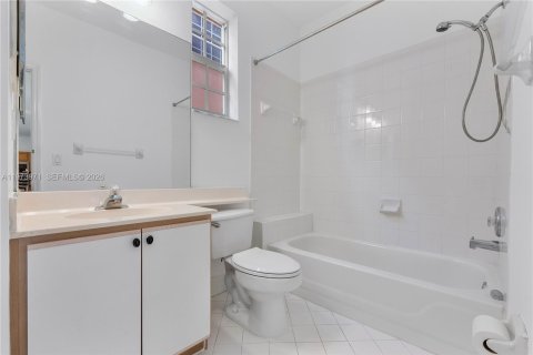 House in Pompano Beach, Florida 4 bedrooms, 221.39 sq.m. № 2036198 - photo 22