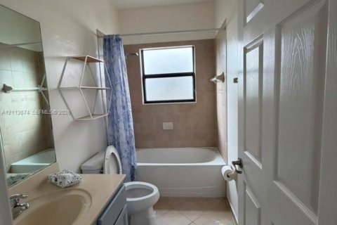 Купить виллу или дом в Хомстед, Флорида 4 спальни, 175.03м2, № 2434123 - фото 12