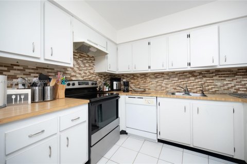 Купить кондоминиум в Уэстон, Флорида 2 спальни, 114.73м2, № 2044054 - фото 10