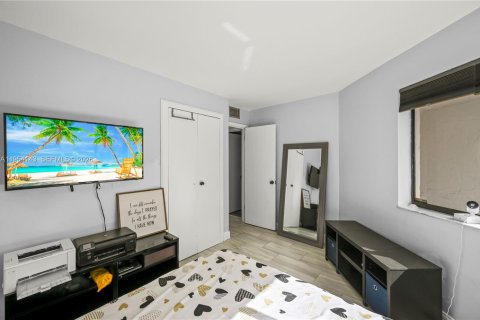 Condo in Plantation, Florida, 2 bedrooms  № 2009520 - photo 16