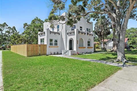 Casa en venta en Saint Petersburg, Florida, 5 dormitorios, 189.33 m2 № 1919902 - foto 1