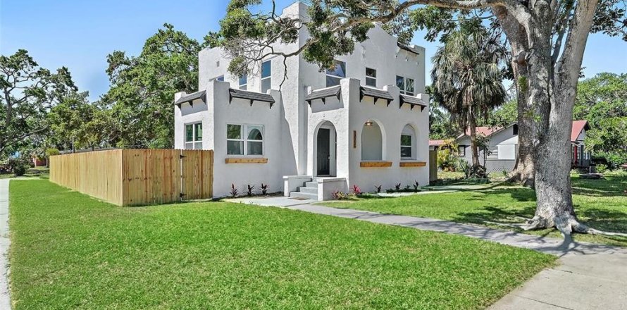 House in Saint Petersburg, Florida 5 bedrooms, 189.33 sq.m. № 1919902