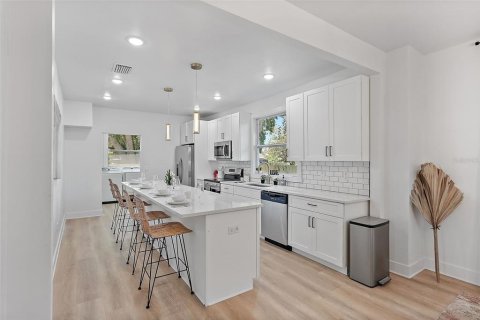 Casa en venta en Saint Petersburg, Florida, 5 dormitorios, 189.33 m2 № 1919902 - foto 8