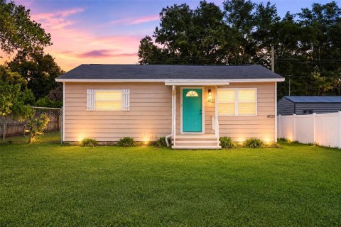 Commercial property in Zephyrhills, Florida 3 bedrooms, 128.67 sq.m. № 2356710