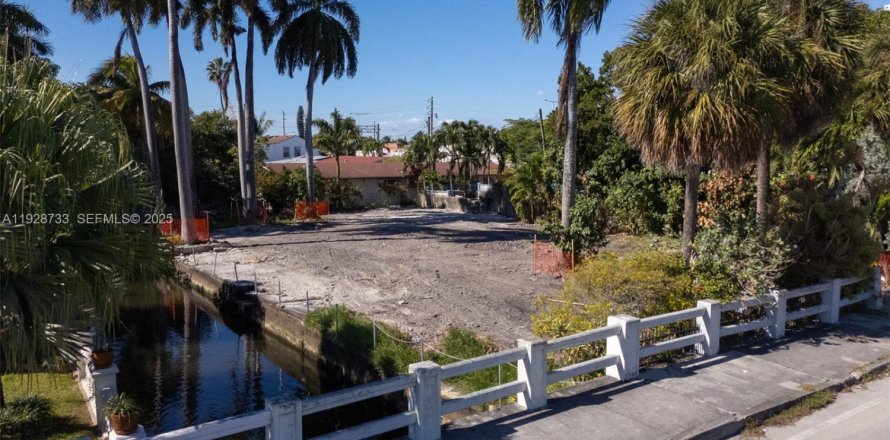 Land in Miami, Florida № 1987201