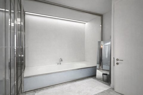 Condo in Miami Beach, Florida, 1 bedroom  № 2052111 - photo 11