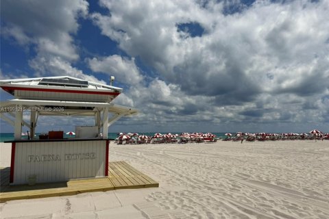 Condo in Miami Beach, Florida, 1 bedroom  № 2052111 - photo 13