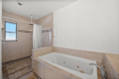 Купить виллу или дом в Кейп-Корал, Флорида 3 комнаты, 173.82м2, № 1951802 - фото 29