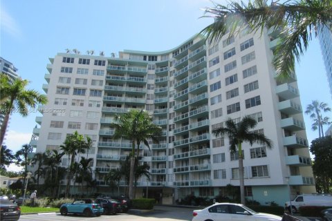 Condominio en Miami, Florida, 1 dormitorio  № 2010795