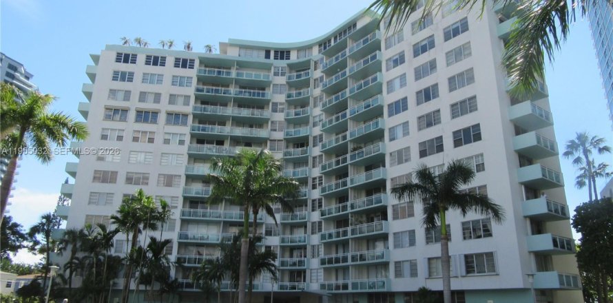 Condominio en Miami, Florida, 1 dormitorio  № 2010795