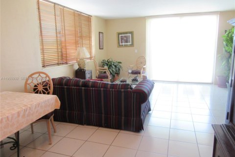 Condominio en alquiler en Miami, Florida, 1 dormitorio, 76.37 m2 № 2010795 - foto 2