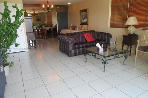Condominio en alquiler en Miami, Florida, 1 dormitorio, 76.37 m2 № 2010795 - foto 8