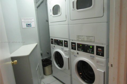 Condominio en alquiler en Miami, Florida, 1 dormitorio, 76.37 m2 № 2010795 - foto 11