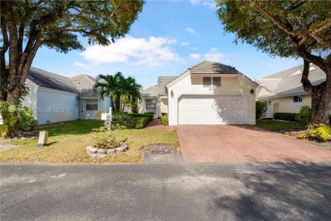 House in Doral, Florida 4 bedrooms, 151.62 sq.m. № 2003678
