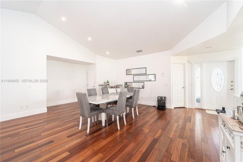 House in Doral, Florida 4 bedrooms, 151.62 sq.m. № 2003678 - photo 8