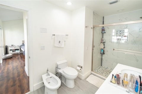House in Doral, Florida 4 bedrooms, 151.62 sq.m. № 2003678 - photo 26