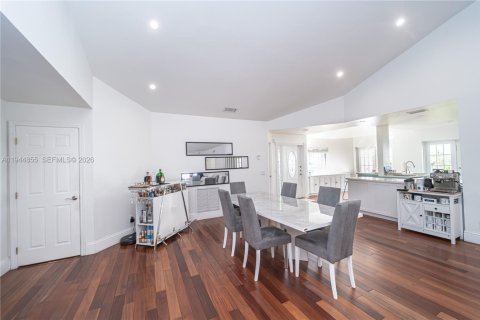 House in Doral, Florida 4 bedrooms, 151.62 sq.m. № 2003678 - photo 20