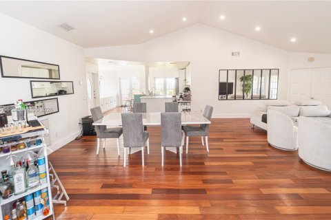 House in Doral, Florida 4 bedrooms, 151.62 sq.m. № 2003678 - photo 10