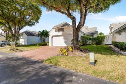 House in Doral, Florida 4 bedrooms, 151.62 sq.m. № 2003678 - photo 2