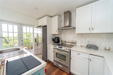 House in Doral, Florida 4 bedrooms, 151.62 sq.m. № 2003678 - photo 14