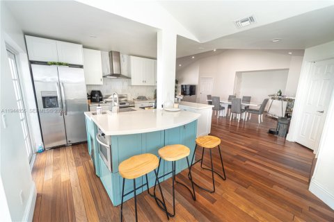 House in Doral, Florida 4 bedrooms, 151.62 sq.m. № 2003678 - photo 12