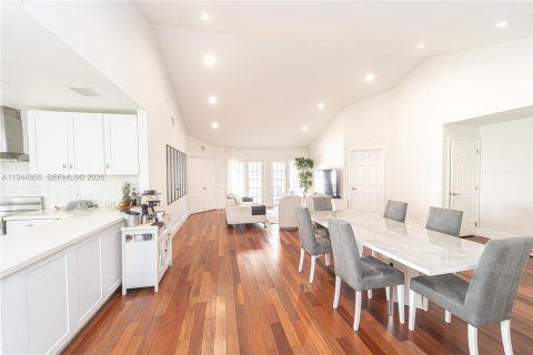 House in Doral, Florida 4 bedrooms, 151.62 sq.m. № 2003678 - photo 4